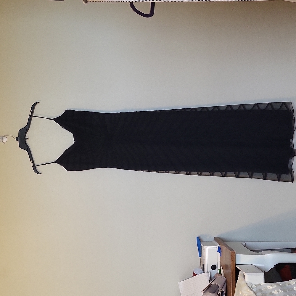 Tadashi Black Crepe Gown 100% Silk Figure-loving Draping Throughout Size 10